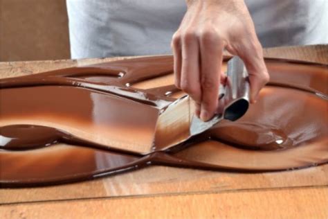 Proceso de templado del chocolate sobre una superficie fría