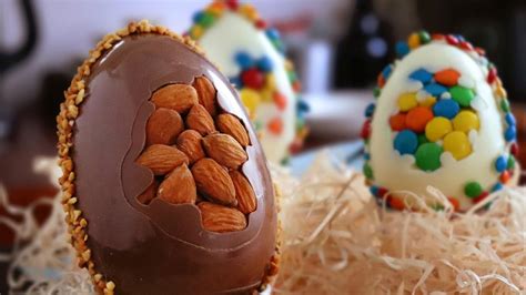 Huevos de chocolate caseros decorados con confites