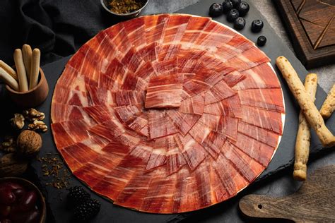 Tabla de jamón ibérico con lonchas cuidadosamente dispuestas