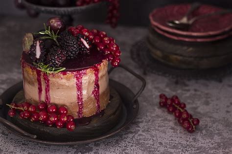 Detalle de una tarta nupcial de chocolate tipo naked cake decorada con frutos rojos