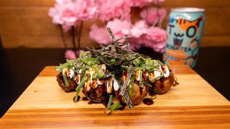Takoyaki vegetariano con salsa y nori