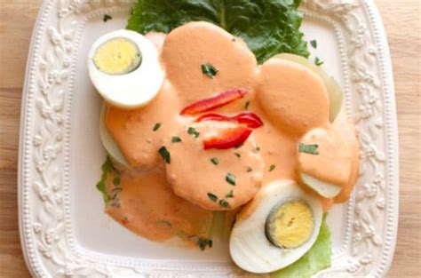 Foto de crema de rocoto servida con papas cocidas y lechuga