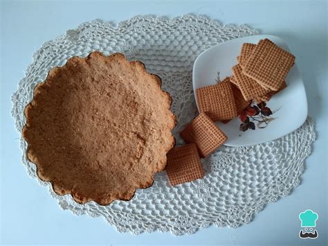 Base de tarta con galletas molidas en un molde