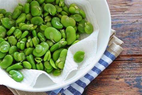 Habas verdes frescas en su vaina