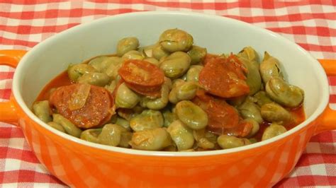 Plato de habas guisadas con chorizo