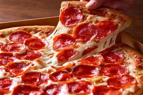 Pizza con diferentes tipos de toppings: vegetales, embutidos y quesos
