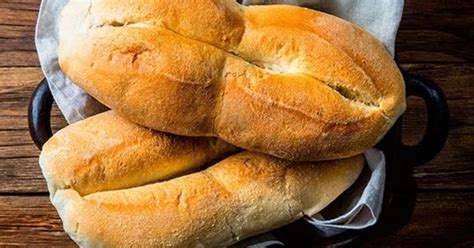 marraqueta chilena recién horneada