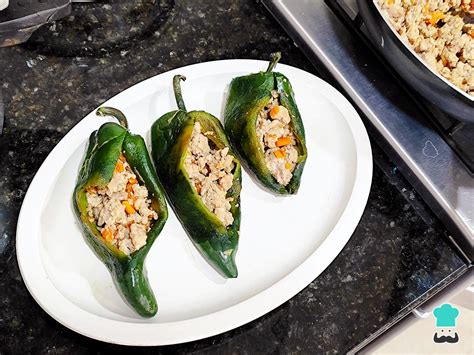 ajíes rellenos de carne horneados listos para servir
