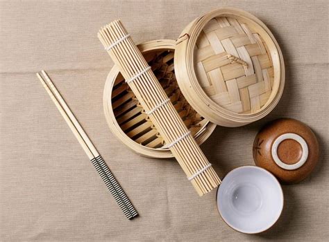 Mesa con diversos utensilios de cocina japonesa para la preparación de sushi