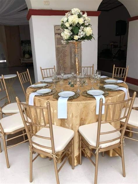 Fotografía de una mesa decorada con vajilla en tonos pasteles y mantelería de lino