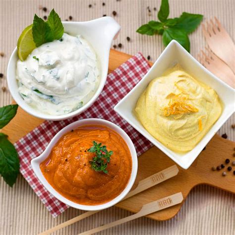 variedad de platos con yogur natural: postres, ensaladas, salsas