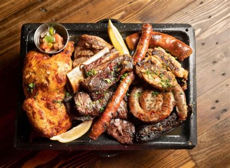 Plato de parrillada mixta con guarniciones listo para servir