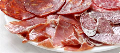 Foto de diferentes tipos de cecina o embutidos curados