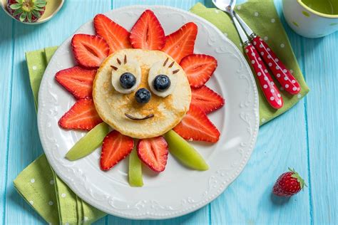 Collage de imágenes de platos saludables y coloridos para niños hechos con frutas y verduras.