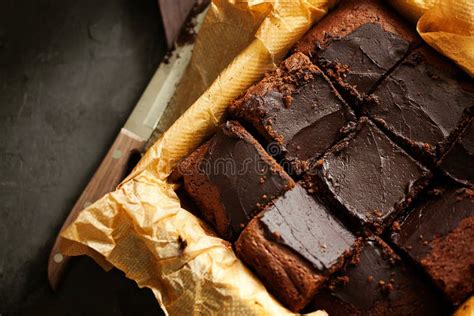 Foto de brownies recién horneados y galletas de chocolate