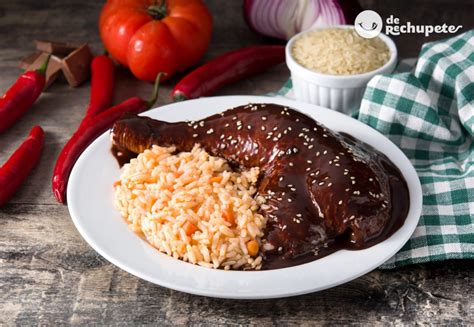 Plato de mole poblano con pollo