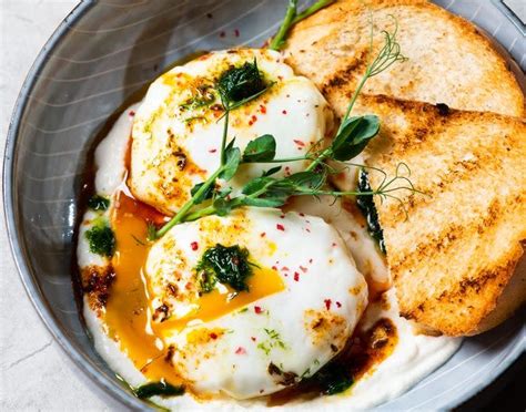 huevos pochados recién hechos en un plato