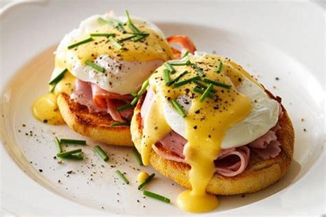 plato de huevos Benedict con todos los componentes