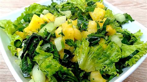 Plato variado de ensalada de hojas verdes con diferentes vegetales y aderezo