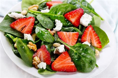 Ensalada de espinacas y fresas con queso de cabra y aderezo balsámico