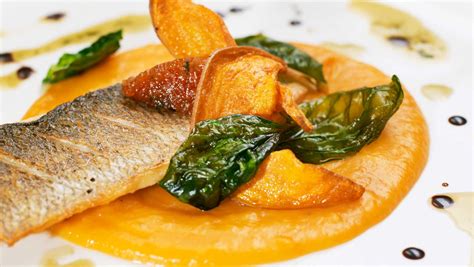 plato de pescado gratinado con puré de papa y salsa blanca