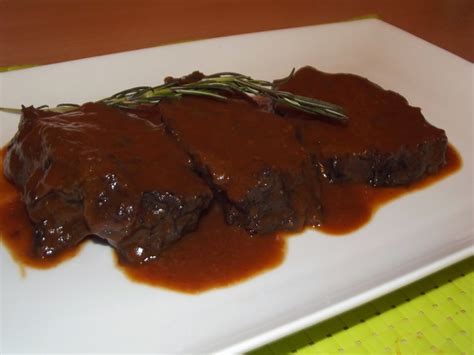 Salsa agridulce de mora con vino tinto servida con carne