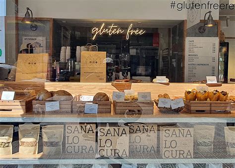 Tienda o panadería con productos sin gluten, mostrando variedad de panes