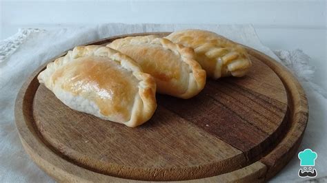 Foto de empanadas de queso doradas en freidora de aire