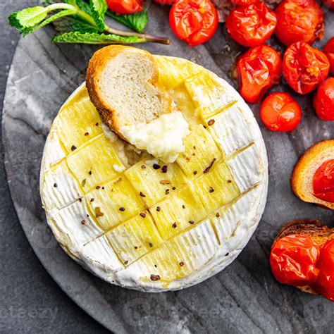 Foto de queso Camembert horneado con hierbas