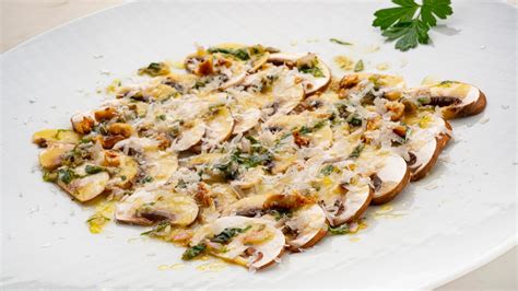 Plato de verdinas con setas boletus y hierbas aromáticas