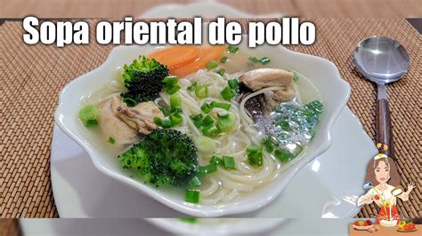 Ingredientes básicos para una sopa china de pollo: pollo, jengibre, ajo, salsa de soja, aceite de sésamo, fideos