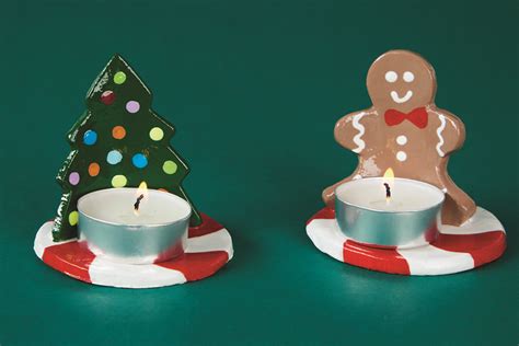 Portavelas navideños hechos con vasos de yogur decorados con cintas, cuerda y elementos festivos