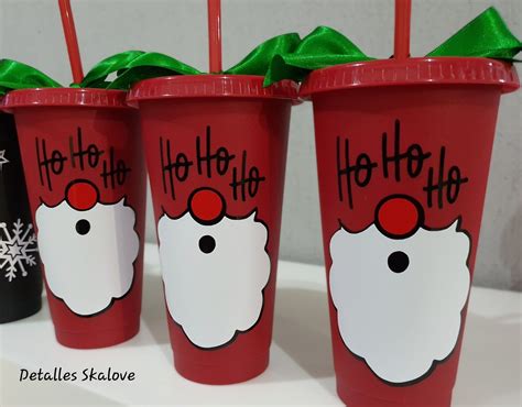 Vasos de yogur decorados con cuerda y adornos navideños
