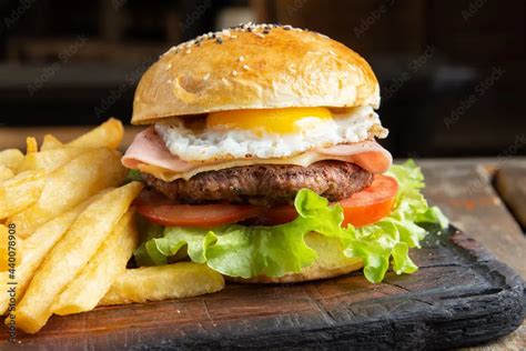 Foto de una hamburguesa completa con sus guarniciones