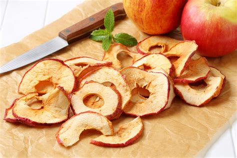Fotografía de rodajas de manzana deshidratada de diferentes variedades