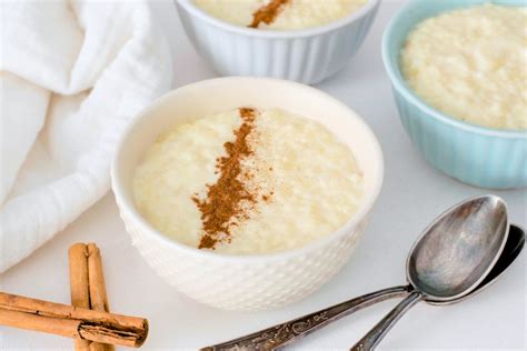 Plato de arroz con leche tradicional con canela espolvoreada