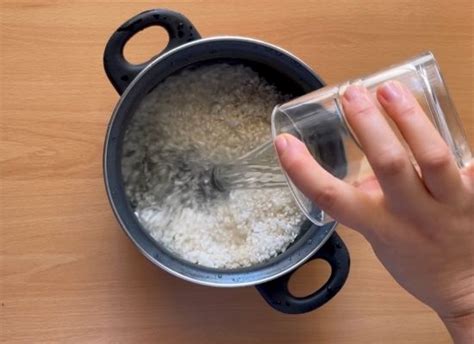 Arroz y quinua cocinándose en una olla con especias