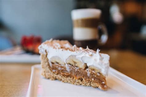 primer plano de una rebanada de tarta Banoffee mostrando las capas