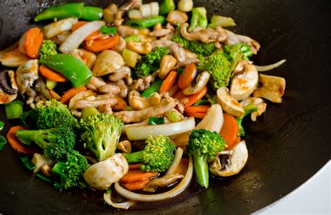 Lista de ingredientes frescos para salteado de pollo con verduras