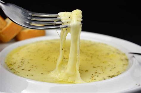 Variedad de platos con queso provolone fundido