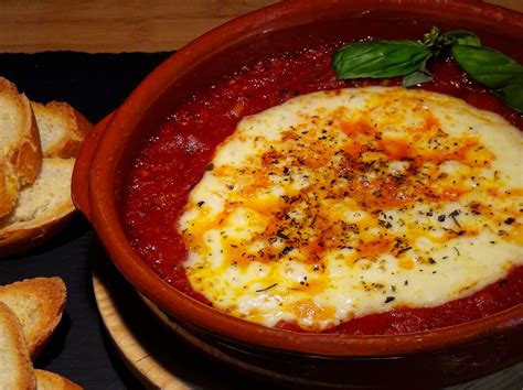 Provolone al horno en cazuelita de barro con salsa de tomate