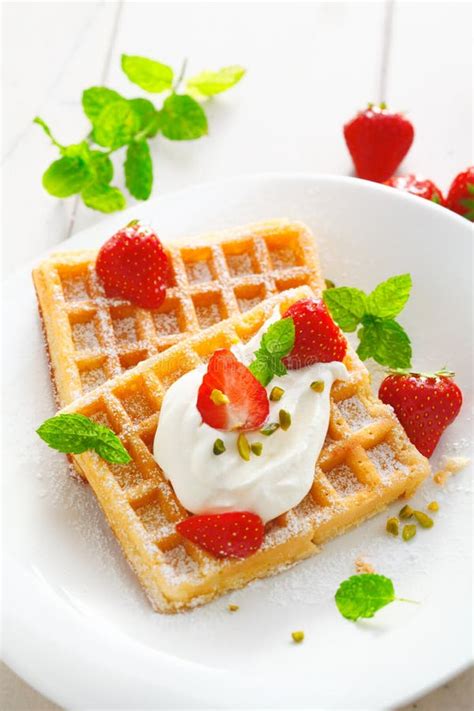 Foto de waffles dorados y crujientes con toppings variados