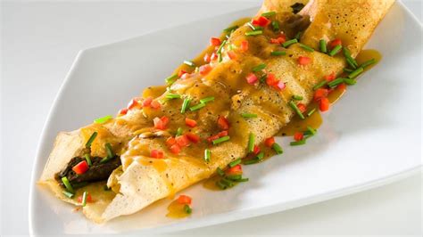 Crepe de pollo thai con salsa de maní y vegetales frescos