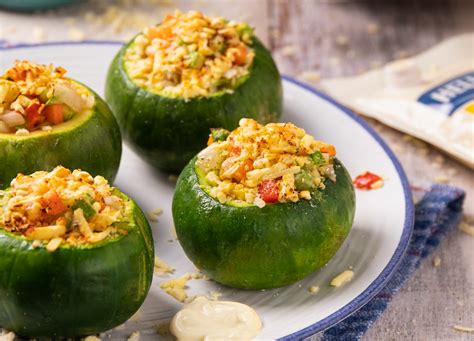 Foto de zapallitos rellenos gratinados en una fuente de horno