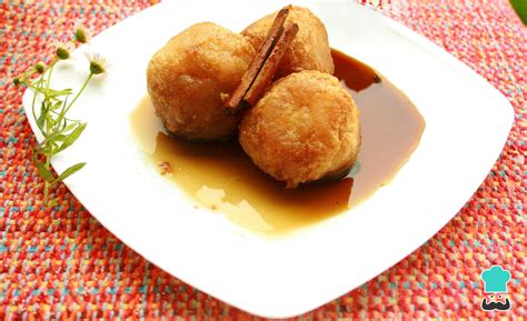 Plato de buñuelos de yuca terminados, servidos con melado