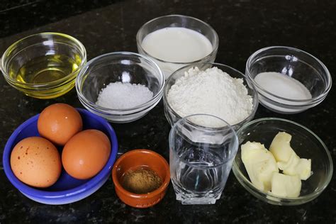 Ingredientes principales para buñuelos de yuca: yuca cruda, huevos, mantequilla, especias