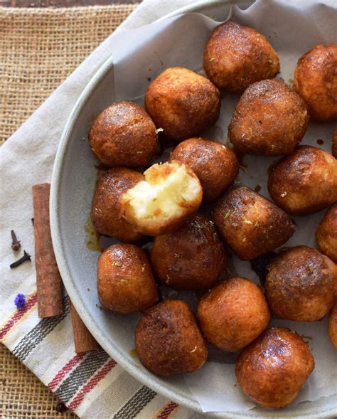 Buñuelos de yuca abiertos mostrando un relleno dulce