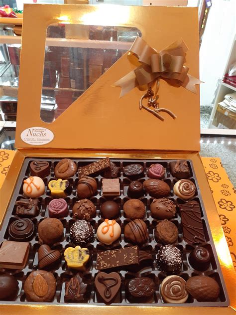 Variedad de cajas de bombones con diseños creativos, colores vibrantes y aperturas originales