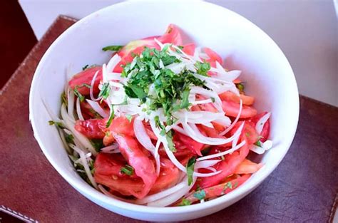 Plato de ensalada chilena con tomates y cebolla