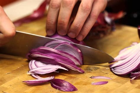 Cebolla morada cortada en plumas